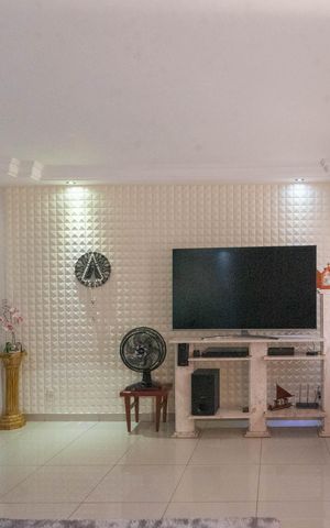 Casa à venda com 127m², 2 quartos e 4 vagas Casa à venda com 127m², 2 quartos e 4 vagasSala