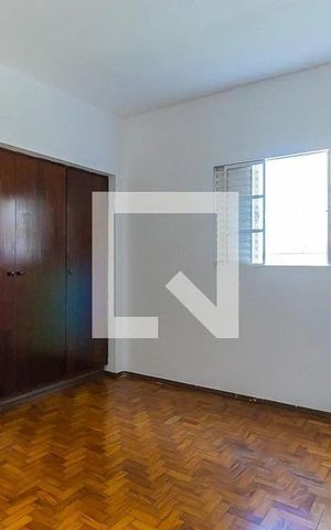 Casa à venda com 240m², 6 quartos e 3 vagas Casa à venda com 240m², 6 quartos e 3 vagasCasa 2 - Quarto