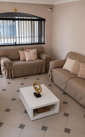 Casa à venda com 200m², 3 quartos e 2 vagas Casa à venda com 200m², 3 quartos e 2 vagasSala