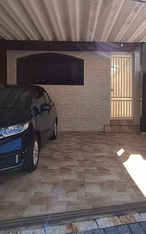 Casa à venda com 200m², 3 quartos e 2 vagas Casa à venda com 200m², 3 quartos e 2 vagasFachada
