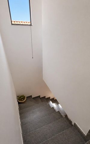 Casa à venda com 200m², 3 quartos e 2 vagas Casa à venda com 200m², 3 quartos e 2 vagasEscada