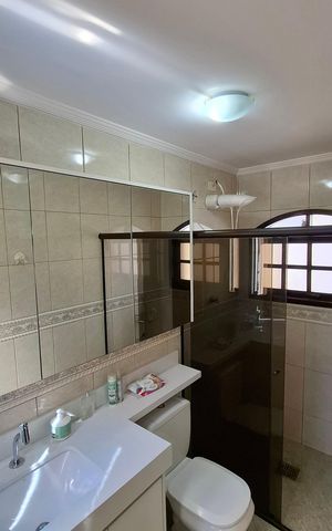Casa à venda com 200m², 3 quartos e 2 vagas Casa à venda com 200m², 3 quartos e 2 vagasBanheiro 2