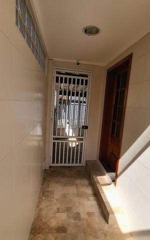 Casa à venda com 200m², 3 quartos e 2 vagas Casa à venda com 200m², 3 quartos e 2 vagasÁrea externa