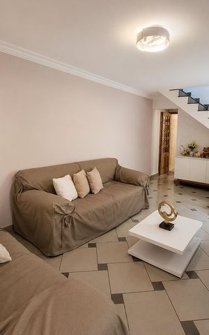 Casa à venda com 200m², 3 quartos e 2 vagas Casa à venda com 200m², 3 quartos e 2 vagasSala