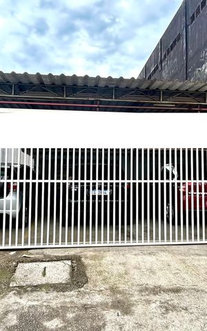 Casa à venda com 440m², 7 quartos e 4 vagas Casa à venda com 440m², 7 quartos e 4 vagasPlaca grande instalada na fachada do imóvel