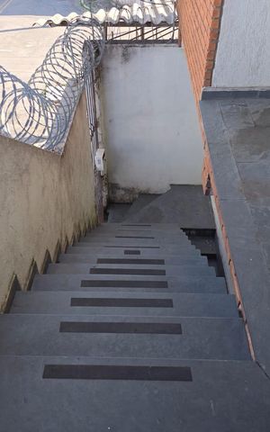 Casa para alugar com 70m², 2 quartos e sem vaga Casa para alugar com 70m², 2 quartos e sem vagaEscada