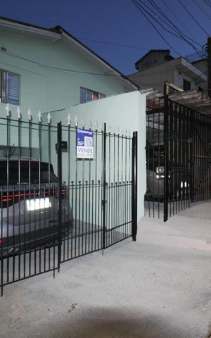 Casa à venda com 270m², 5 quartos e 3 vagas Casa à venda com 270m², 5 quartos e 3 vagasFachada