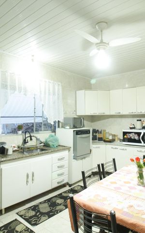 Casa à venda com 270m², 5 quartos e 3 vagas Casa à venda com 270m², 5 quartos e 3 vagasCasa 1