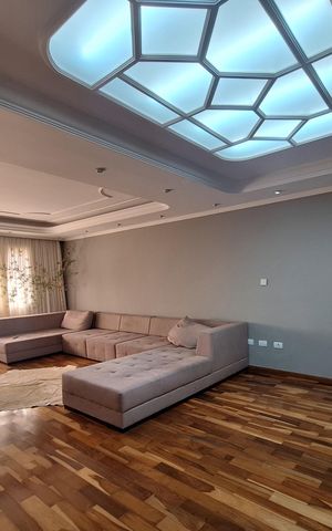 Casa à venda com 480m², 4 quartos e 6 vagas Casa à venda com 480m², 4 quartos e 6 vagasSala