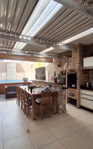 Casa à venda com 480m², 4 quartos e 6 vagas Casa à venda com 480m², 4 quartos e 6 vagasQuintal
