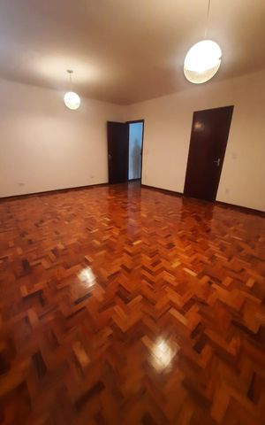 Casa à venda com 200m², 3 quartos e 2 vagas Casa à venda com 200m², 3 quartos e 2 vagasQuarto