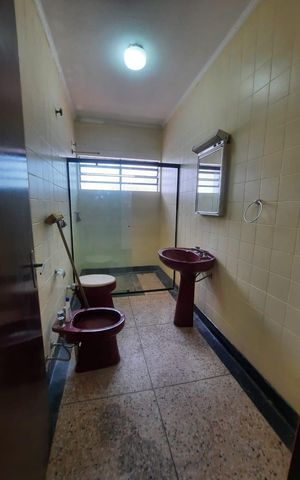 Casa à venda com 200m², 3 quartos e 2 vagas Casa à venda com 200m², 3 quartos e 2 vagasBanheiro