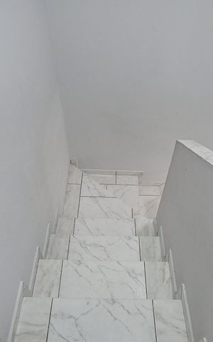 Casa à venda com 74m², 2 quartos e 2 vagasEscada