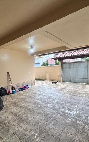 Casa à venda com 257m², 5 quartos e 1 vaga