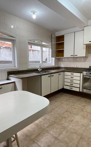 Casa para alugar com 350m², 4 quartos e 2 vagas Casa para alugar com 350m², 4 quartos e 2 vagasCozinha