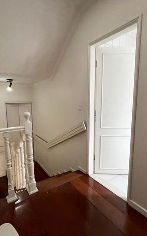 Casa para alugar com 350m², 4 quartos e 2 vagas Casa para alugar com 350m², 4 quartos e 2 vagasEscadas