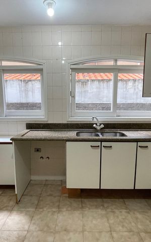 Casa para alugar com 350m², 4 quartos e 2 vagas Casa para alugar com 350m², 4 quartos e 2 vagasCozinha