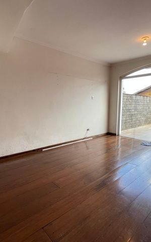 Casa para alugar com 350m², 4 quartos e 2 vagas Casa para alugar com 350m², 4 quartos e 2 vagasSala