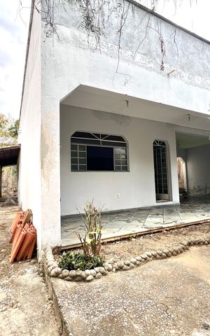 Casa à venda com 360m², 3 quartos e 3 vagas Casa à venda com 360m², 3 quartos e 3 vagasFachada