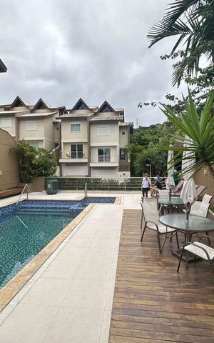 Casa de condomínio à venda com 320m², 3 quartos e 3 vagas Casa de condomínio à venda com 320m², 3 quartos e 3 vagasÁrea externa