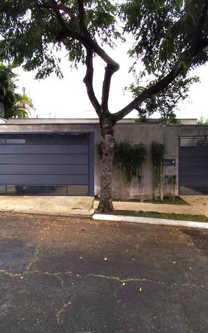 Casa à venda com 350m², 3 quartos e 2 vagas Casa à venda com 350m², 3 quartos e 2 vagasFachada