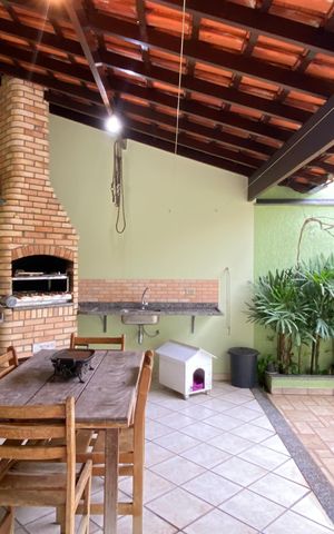 Casa à venda com 168m², 3 quartos e 2 vagas Casa à venda com 168m², 3 quartos e 2 vagasÁrea externa