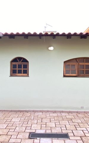 Casa à venda com 168m², 3 quartos e 2 vagas Casa à venda com 168m², 3 quartos e 2 vagasÁrea externa