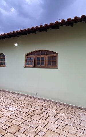 Casa à venda com 168m², 3 quartos e 2 vagas Casa à venda com 168m², 3 quartos e 2 vagasÁrea externa