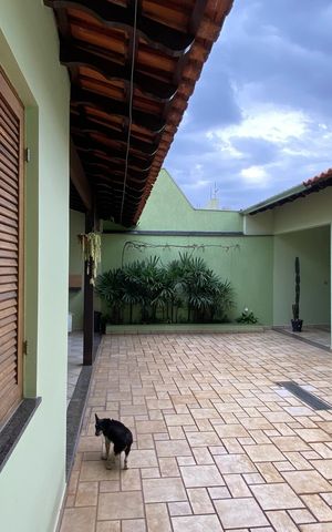 Casa à venda com 168m², 3 quartos e 2 vagas Casa à venda com 168m², 3 quartos e 2 vagasÁrea externa
