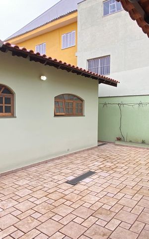 Casa à venda com 168m², 3 quartos e 2 vagas Casa à venda com 168m², 3 quartos e 2 vagasÁrea externa