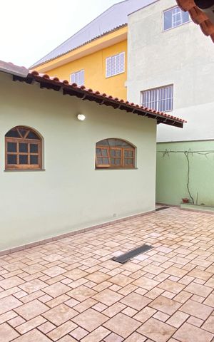 Casa à venda com 168m², 3 quartos e 2 vagas Casa à venda com 168m², 3 quartos e 2 vagasÁrea externa