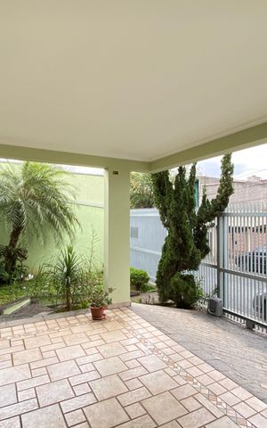 Casa à venda com 168m², 3 quartos e 2 vagas Casa à venda com 168m², 3 quartos e 2 vagasGaragem
