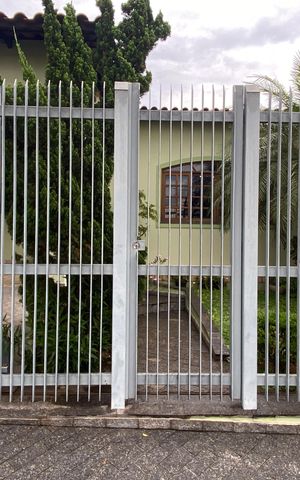 Casa à venda com 168m², 3 quartos e 2 vagas Casa à venda com 168m², 3 quartos e 2 vagasFachada