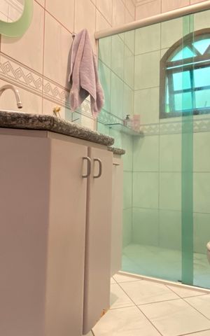 Casa à venda com 168m², 3 quartos e 2 vagas Casa à venda com 168m², 3 quartos e 2 vagasBanheiro 2