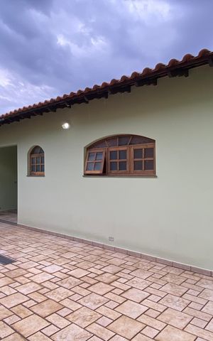 Casa à venda com 168m², 3 quartos e 2 vagas Casa à venda com 168m², 3 quartos e 2 vagasÁrea externa