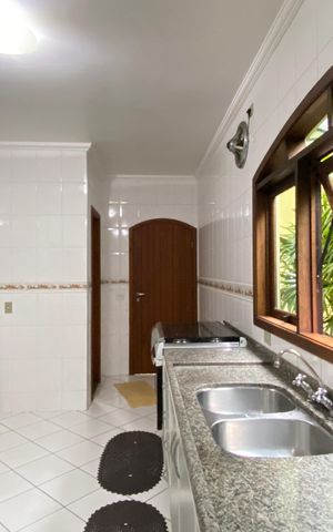 Casa à venda com 168m², 3 quartos e 2 vagas Casa à venda com 168m², 3 quartos e 2 vagasCozinha