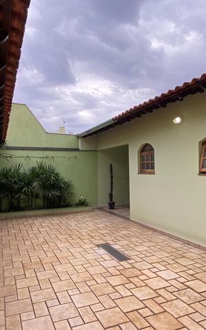 Casa à venda com 168m², 3 quartos e 2 vagas Casa à venda com 168m², 3 quartos e 2 vagasÁrea externa
