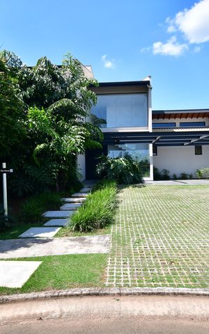 Casa de condomínio para alugar com 310m², 4 quartos e 3 vagasFachada