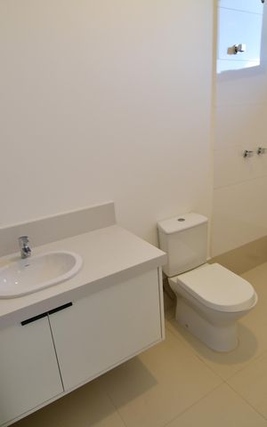 Casa de condomínio para alugar com 310m², 4 quartos e 3 vagasBanheiro Suíte