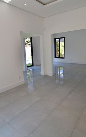 Casa de condomínio para alugar com 310m², 4 quartos e 3 vagasSala