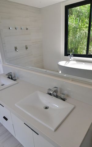 Casa de condomínio para alugar com 310m², 4 quartos e 3 vagasBanheiro Suíte