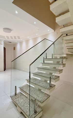 Casa à venda com 140m², 4 quartos e 4 vagas Casa à venda com 140m², 4 quartos e 4 vagasSala