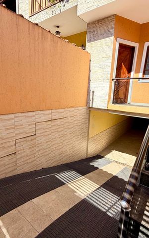 Casa à venda com 140m², 4 quartos e 4 vagas Casa à venda com 140m², 4 quartos e 4 vagasÁrea externa