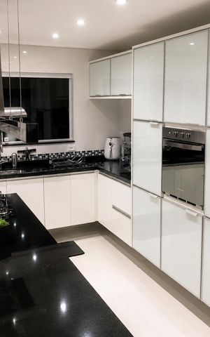 Casa à venda com 205m², 3 quartos e 3 vagas Casa à venda com 205m², 3 quartos e 3 vagasCozinha