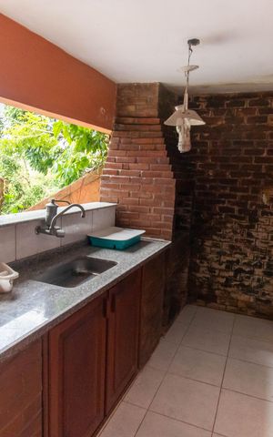 Casa de condomínio à venda com 572m², 4 quartos e 3 vagas Casa de condomínio à venda com 572m², 4 quartos e 3 vagasÁrea externa