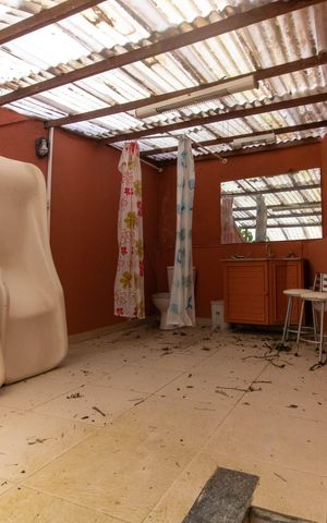Casa de condomínio à venda com 572m², 4 quartos e 3 vagas Casa de condomínio à venda com 572m², 4 quartos e 3 vagasÁrea externa