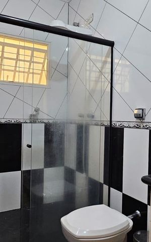 Casa à venda com 220m², 4 quartos e 4 vagasBanheiro