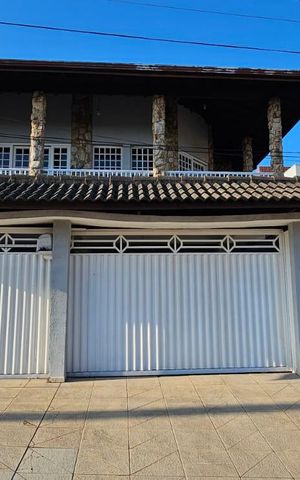 Casa à venda com 220m², 4 quartos e 4 vagasFachada