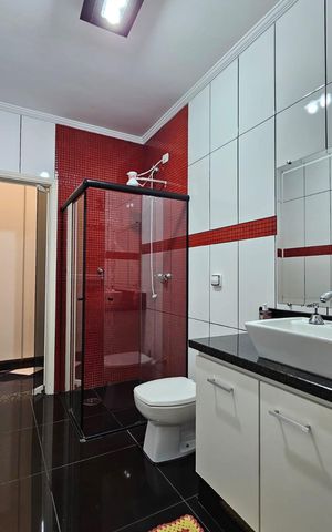 Casa à venda com 220m², 4 quartos e 4 vagasBanheiro