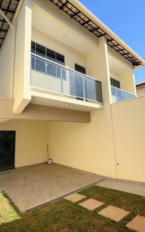 Casa à venda com 120m², 3 quartos e 2 vagas Casa à venda com 120m², 3 quartos e 2 vagasÁrea externa